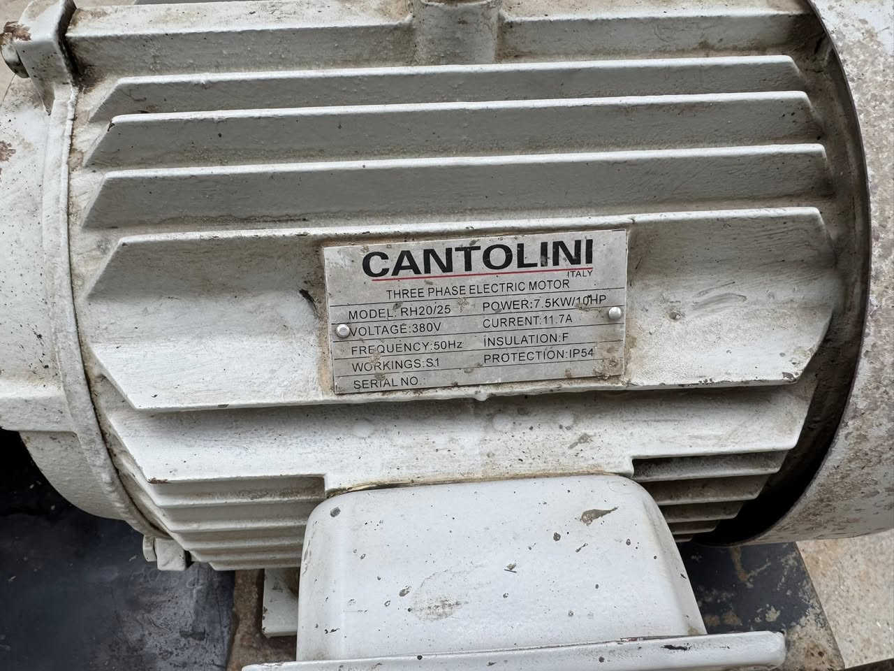 يا الله للبيع غراض غسل
مضخه ايطاليه عدد ٢ 
ماطول 7:5 حصان ثري فيز 
مع الملحقات صونده 20 متر مع اليده 
شرط مامفتوحات ولا مصلحات هنه والماطور 
تاروسه هواء 520 لتر 
ثلاثه بستم ماطور ايطالي 5:5 حصان ثري فيز  
سعر المضخات ثنين1200 دولار  وبيهن مجال بسيط 
التاروسه سعرها 450 دولار 
مولده كيا كرنفال 4000 مسكر عليها راس توليد 40 KV شرط لا تنقيص ولا تبخير وعليها ضمان 5 سنوات اذا مفتوح المحرك 
سعرها 23 ورقه وبيها مجال 
تجي تفحص وتشوف بعينك يله تشتري 
مكاني واسط  الدبوني  ابعد عن شارع بغداد كوت 60 متر 
***********
