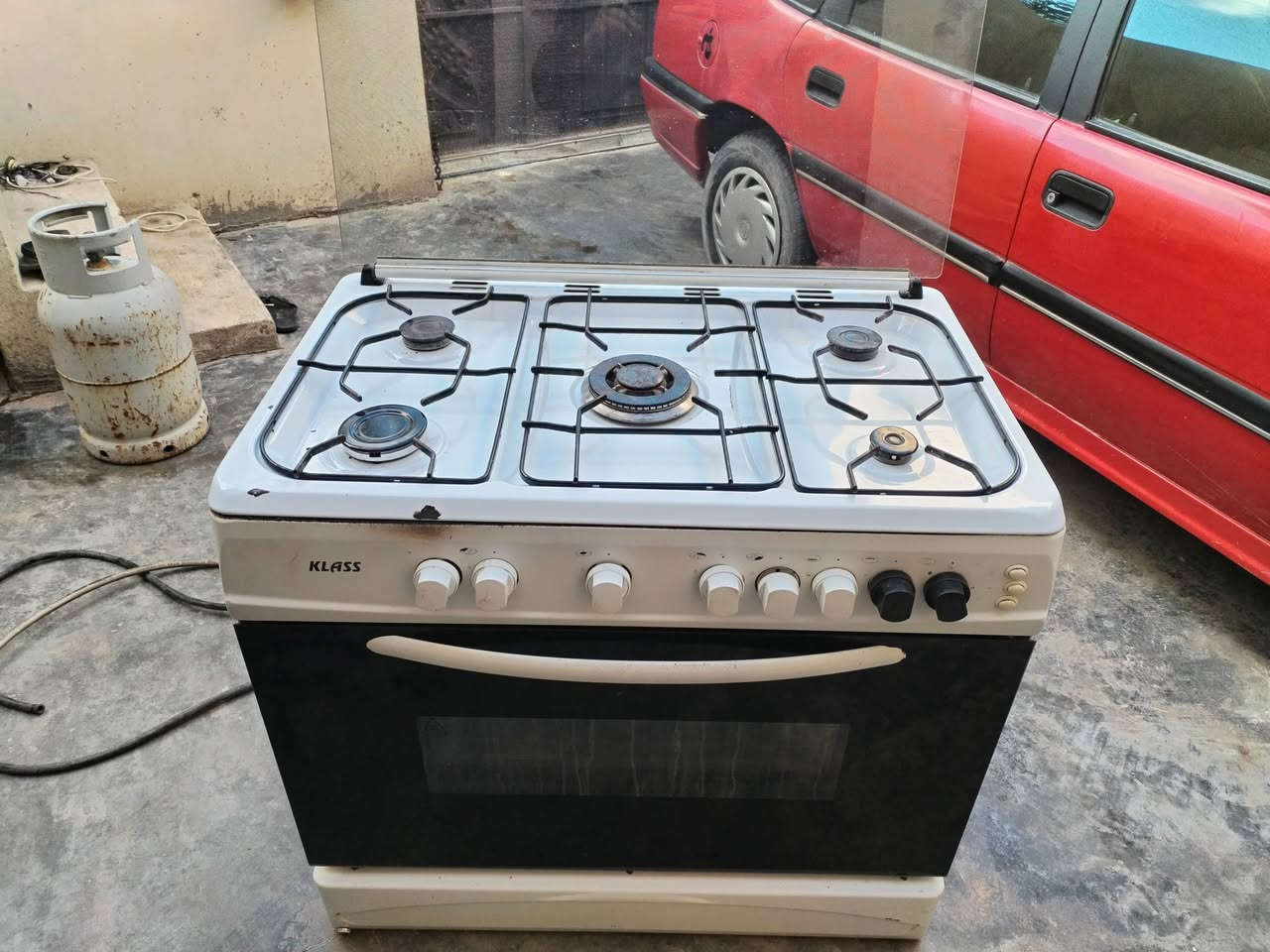 سلام عليكم طباخ للبيع نضيف مابي عيب شرط الشغل تفحص يلله تاخذ ٥عين فرن شغال سعر ٨٠ مع مجال
***********
