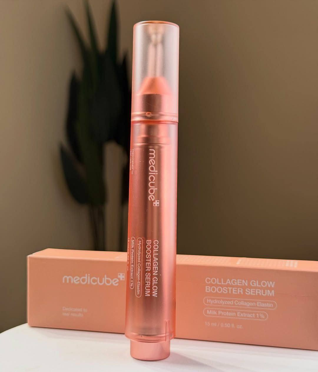 ✨سيروم كولاجين جلو بوستر من ميديكيوب (Medicube Collagen Glow Booster Serum) للعناية بالبشرة يهدف إلى تحسين مرونة البشرة وإشراقها وترطيبها العميق. 

✅الميزات والفوائد الأساسية
✔️ يحتوي السيروم على الكولاجين المتحلل والإيلاستين المتحلل التي تخترق الجلد بعمق للمساعدة في تحسين تماسك البشرة وتقليل ظهور الخطوط الدقيقة والتجاعيد.
✔️ تساعد مكونات مثل النياسيناميد (فيتامين B3) ومستخلص بروتين الحليب على توحيد لون البشرة، وتقليل البقع الداكنة، ومنح البشرة توهجًا صحيًا ومشرقًا.
✔️ يوفر السيروم ترطيبًا فائقًا ويقوي حاجز الرطوبة في البشرة بفضل مكونات مثل السيراميد NP وحمض الهيالورونيك (المتحلل والشكلي).
✔️ يعمل مستخلص بروتين الحليب على تقشير خلايا الجلد الميتة بلطف، مما يساهم في ملمس بشرة أنعم.
✔️ تحتوي التركيبة أيضًا على PDRN (مستخلص الحمض النووي للسلمون) الذي يساعد في تجديد الخلايا، بالإضافة إلى الببتيدات والأدينوزين لفوائد مكافحة الشيخوخة.
✔️ يتميز المنتج بآلية ضغط ولف محكمة الإغلاق تضمن توزيع الكمية المثالية من السيروم وتحافظ على نضارة وفعالية المكونات. 
#الاصلي المنشأ كوريا 🇰🇷💯

🚘يوجد خدمة توصيل لجميع محافظات العراق t.me/dhahdvxvللحجز والاستفسار راسلو على الواتساب *********** او على الماسنجر
