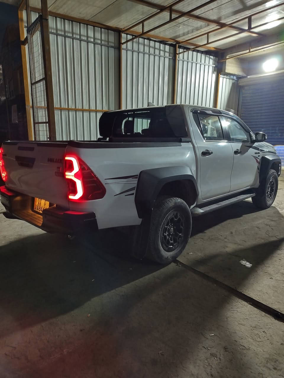 السلام عليكم للبيع
جي ار GR  
ماشيه43 الف  
رقم بغداد 
موديل:-2024 
6 سلندر  4.0L
لايت زينون 
كشاف امامي 
شاشه مركزيه 
رادار 
سياره
كاميره 360 درجه 
مثبت سرعة
شفتات قياده بلستيرن
تشغيل بصمه
دخول ذكي
اناره ترحيب بلمرايه
حساسات امامي خلفي 
مكيف خلفي
وباقي مواصفات 
سونار منشور بصور

سياره متعوب عليها مال جناي  ومن سبايدر رياضي اصلي 
صندوق سحب دواسه رجل 

العنوان بغداد بلديات ضياء الحلفي 
***********
