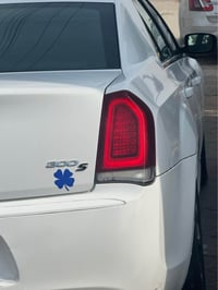 كرايسلر ٣٠٠ • ٨ سلندر • رقم بغداد