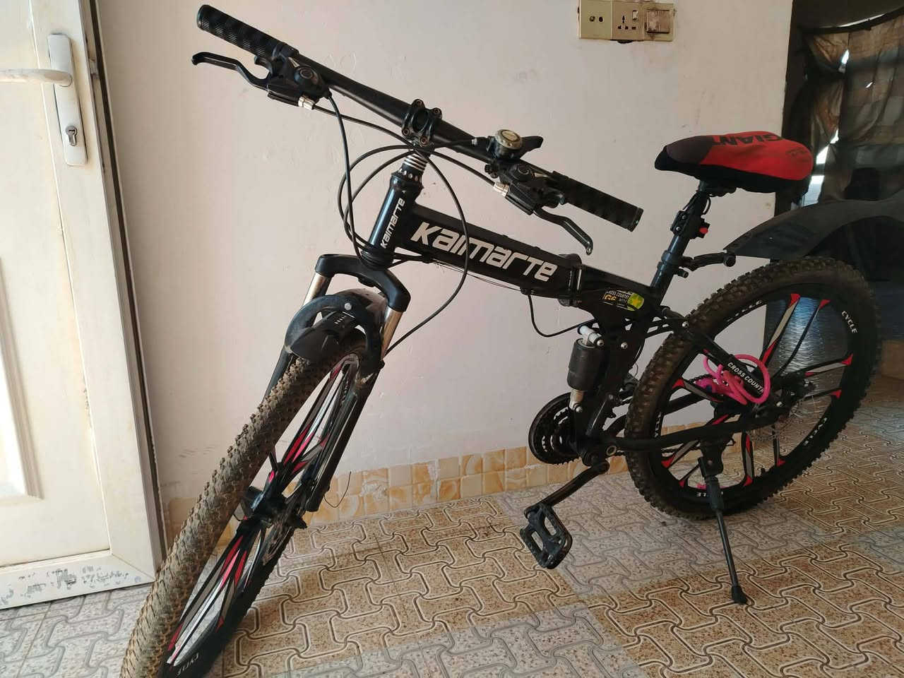 السلام عليكم 
باسكل للبيع جبلي 
حجم 26
دبلات ورا وكدم 
كير الأمامي3 والخلفي7
ينطوي باسكل غني عن التعريف 
السعر 100 وقابل للتفاوض 
للاستفسار الاتصال على الرقم *********** أو عل خاص
