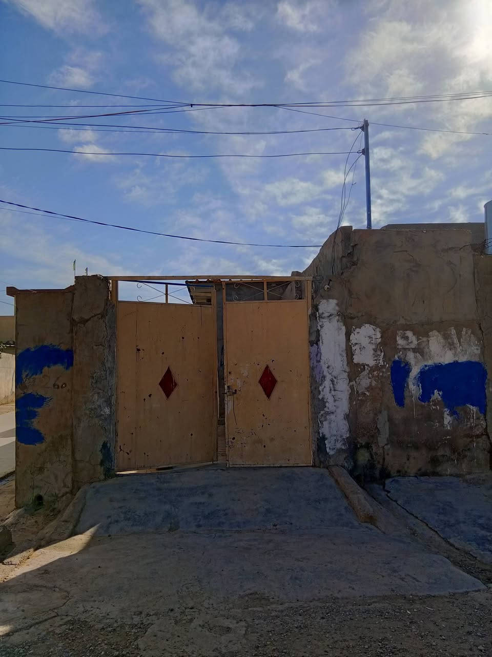 بيت للبيع ركن .. قرب بيت جاسم زنكنه القديم 
او خلف مدرسة الاماني 
خدمات كامل مكمل 
المساحة الكلية 152 متر 
البناء الحالي 120 متر 
واجهة 6 متر 
سقف البيت سندويچ 
بناء قديم.
السعر 24 مليون بي مجال قليل للشراي
***********

