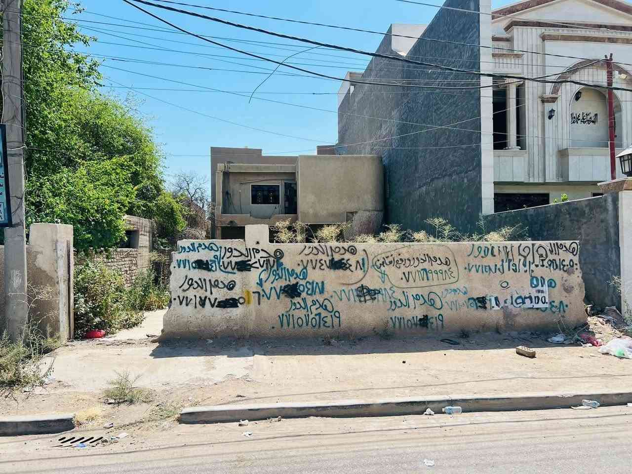 السلام عليكم قطعة ارض للبيع  في لاطباء خلف جمعية قريب مطار جدا  مساحة (300)  واجة (10) نزال (30) سند مستقل مفروز كامل  لاستفسار مكتب النسيم للعقار ***********
