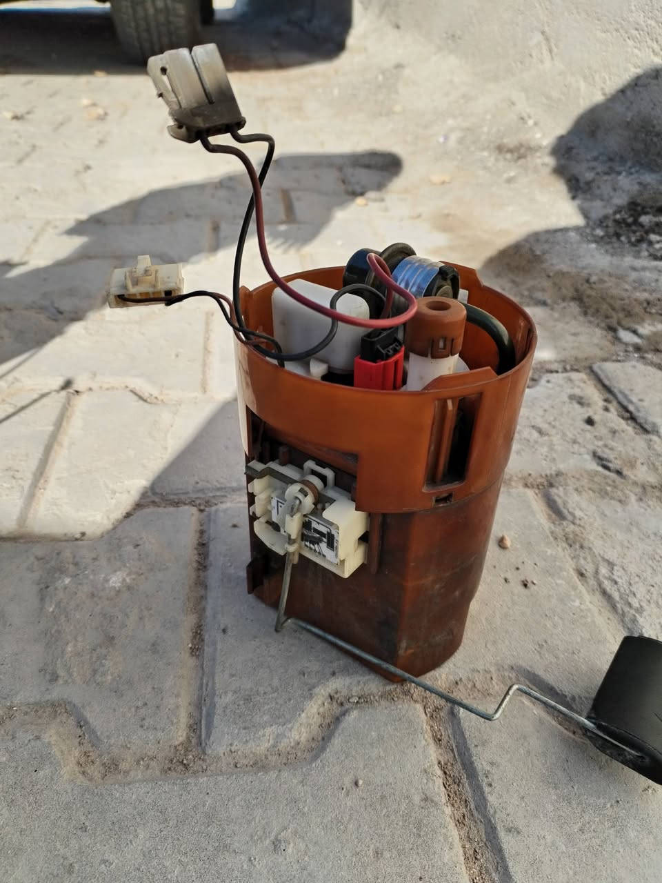 شباب السلام عليكم عبوه مال نيسان صني جديده هي وطوافتها وفيت بوم وكامله بس الكفر الفوق مكسور رايدها ب 40 وبيها مجال *********** ***********
