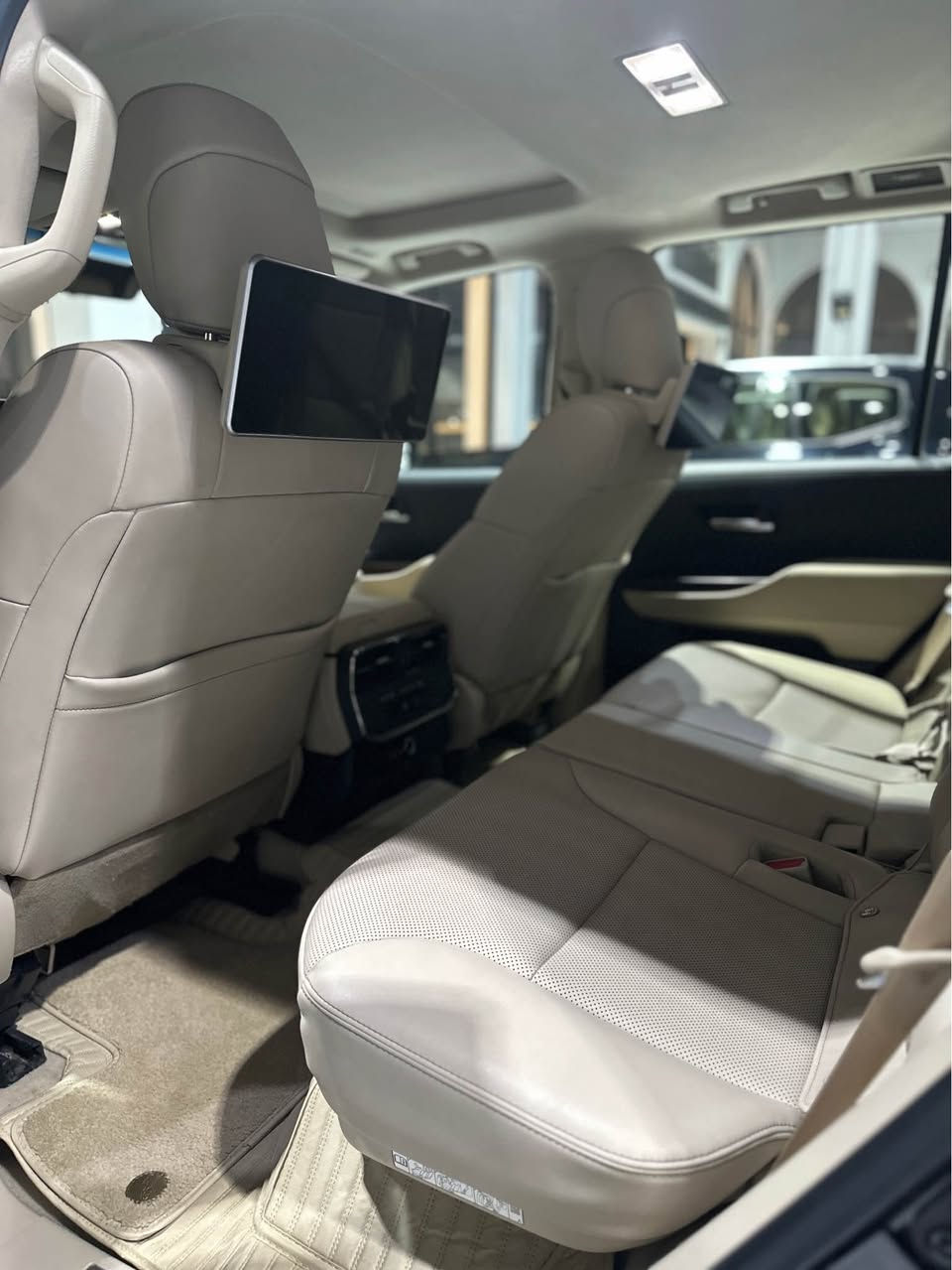 السلام عليكم للبيع لاندكروزر موديل 2022 جيهان رقم اربيل ماشي 98 الف حقيقي 

سيارة بيها شبر PDR بالباب سياق و الصور  باقي سيارة مكفولة من صبغ وفتح و تبديل و حتى دعاميات  

بصمة فتحة و كشنات جلد و كهرباء و تبريد  و مري قلاب و مري شفط و كامرة خلفية و 7 راكب و 3 قطع تبريد تشغيل عن بعد حساسات امامية و خلفية و تحكمات استيرن جهتين وشاحن واير ليس وباقي مواصفات المعروفة 

السيارة عليها تخم تاير دلوب اصلي جديد 

السعر 615 وبيها مجال 

مكان السيارة اربيل

رقم الهاتف *********** واتساب أربيل, العراق
