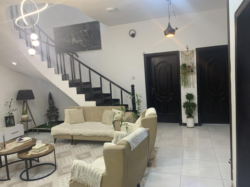 بيت في مجمع بوابه المثنى ٢٠٠م طابق واحد بناء  على ايدي  غرفتين صاله وبراني ومطبخ ومجمع صحي  مطلوب الى مصرف العقاري ٩٧ اقساط الشهري ٥٠٤ الف 
 السعر الكلي١٥٧ وبي مجال  الاتصال ***********
