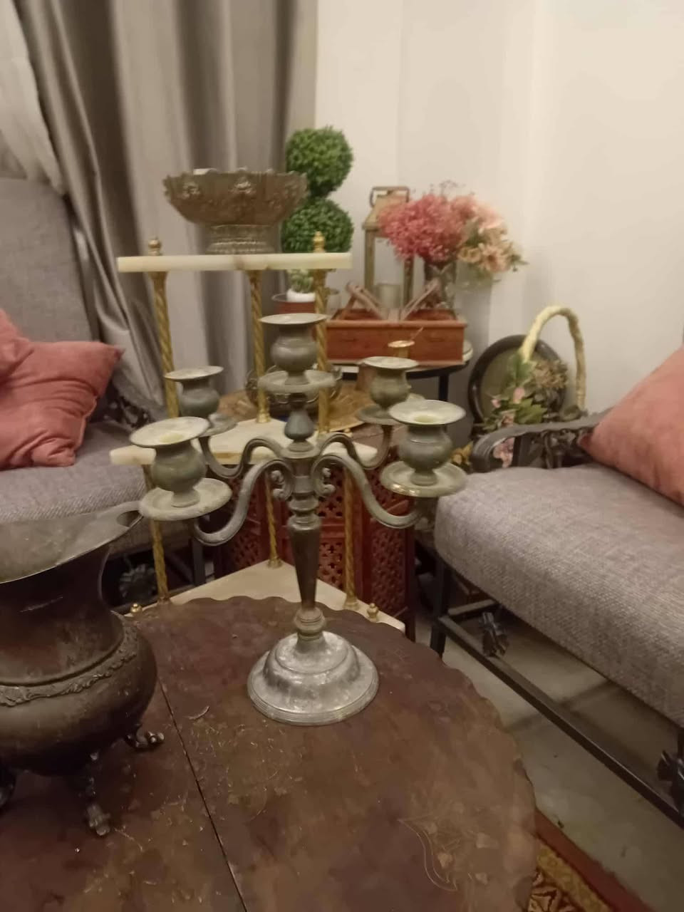 شمعدان فاخر تحفة قديمة 🇮🇹
شمعدان إيطالي أصلي من إيطاليا
قطعة ديكور مميزة بحجم ضخم وحضور قوي
✔️ مشغول يدوي بإتقان
✔️ مطلي بالفضة (على الأغلب)
✔️ حالة ممتازة – قطعة كاملة لا ينقصها شيء
✔️ تصميم فاخر يضيف لمسة كلاسيكية راقية لأي منزل أو مكتب
قطعة جميلة ونادرة مناسبة لعشاق التحف والديكور التراثي
💰 السعر مناسب
📍 متوفر مع إمكانية التوصيل


**إذا كنت صاحب هذا الإعلان وتريد حذفه لأي سبب، رجاءا أرسل رسالة إلى الدعم الفني**