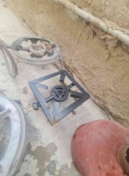 مشاعل عدد ٤ واحد يتركب بالقنينة و٣ ارضي  وقنينة حجم صغير وكما موضحة بالصورة كلهن بسعر ٦٠ الف كلهن لمن يرغب بالشراء المراسلة على الخاص او الاتصال على الرقم *********** علما ان المكان شارع فلسطين ساحة بيروت
