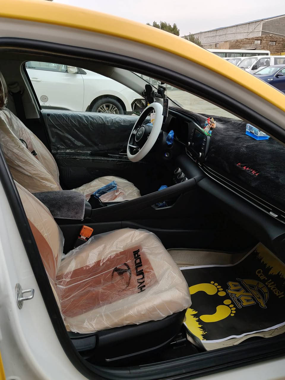 النترا امريكي موديل 2021.
ضربتهة دوستين وشويه من الجاملغ الخلفي .
مكفوله كير محرك .
تخم تاير .
حداديه جديده 
السياره احله من الصور .
السعر 146بيهة مجال حك الجيه .
للاستفسار ***********
مكاني حله .
