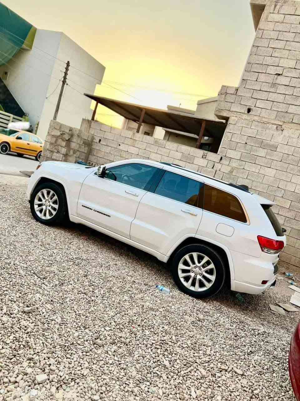 JEEP GRAND CHEROKEE Limited X_ HEMI V8
جيب گراند شيروكي 2017 كلين تايتل V8 5.7L
المواصفات//
:- اللون ابيض
:- بصمة 
بانوراما قطعتين
:- تشغيل عن بعد
:- فور ويل 4✖️4
:- كشنات جلد  
:- صندوق كهربائي 
:- رادارات جانبية 
:- كشنات كهرباء
:- كاميرا خلفية 
:- حساسات خلفية
:- شاشة كبيرة
:- كشنات تبريد و تدفئة 
:- ستيرن تدفئة 
:- توقف ذاتي عند الرجوع للخلف 
:- ثلاث انظمة قيادة 
:- تبريد قطعتين ثلج
:- ماشية 104mi   
ومواصفات اخرى معروفة.
رقم اربيل بأسمي
مكان السيارة كربلاء المقدسة.
السعر 335 ورقة
موبايل ***********
