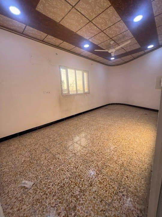 شقة للايجار في حي المزارع                                                              تتكون من  ( استقبال-عرفتين نوم- صحيات - ومطبخ ) بناء 2023 التواصل على الرقم التالي:*********** /***********
