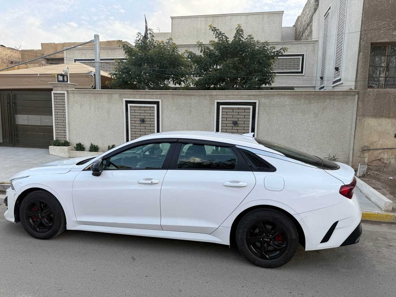 السلام عليكم مكلف بالنشر. K5 2022 وارد امريكي الحادث فقط قطعة وحدة البنيد بدون دواخل الباقي كلة مكفول  المواصفات بصمة وشاشة كامرة رقم اربيل بسمي السعر 160 ورقة مكان السيارة بغداد جانب الكرخ حي العامل قرب البانزين خانة محرك 1600 تيربو *********** بغداد, العراق
