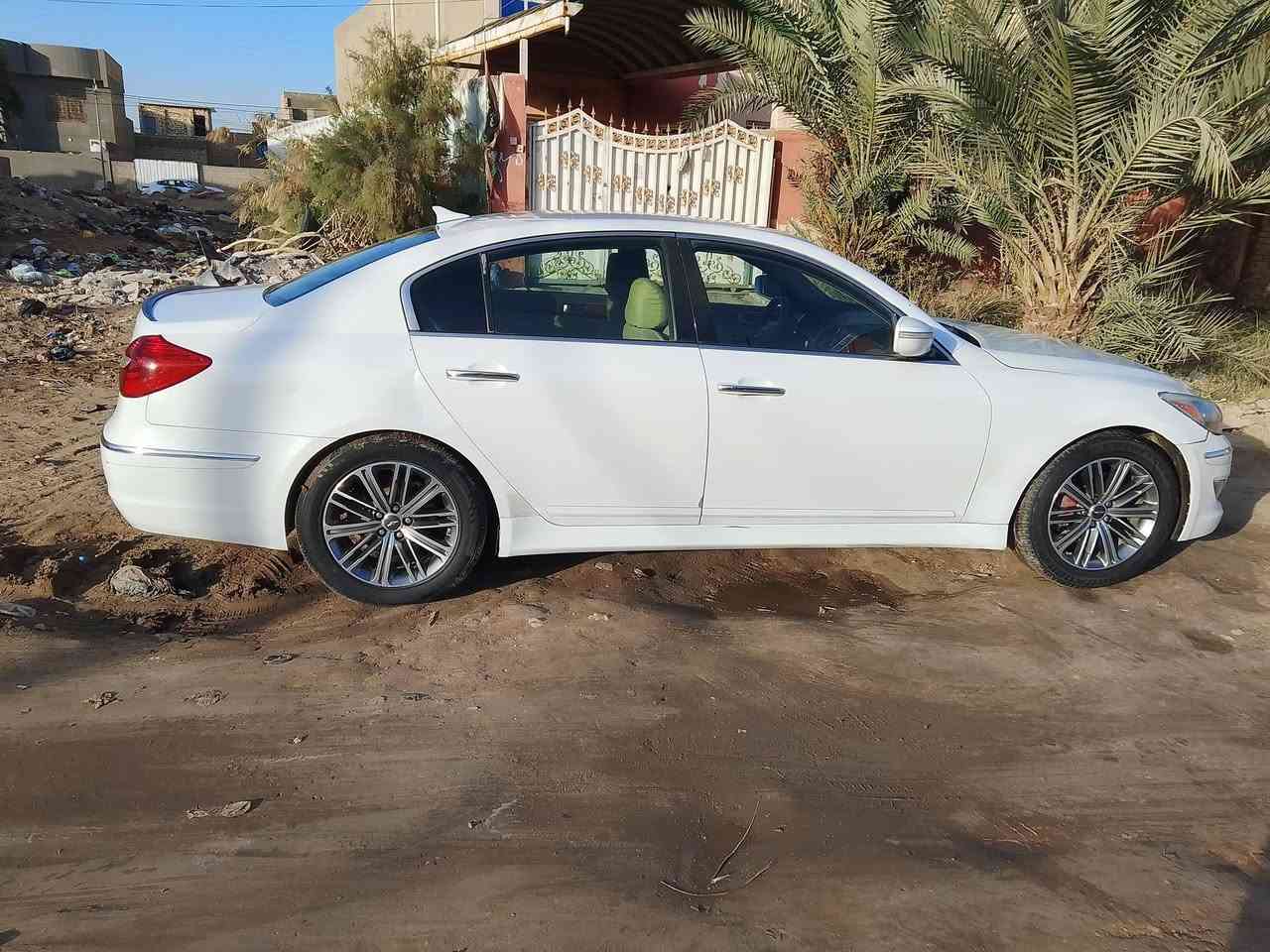 السلام عليكم جنسيز للبيع موديل 2014 رقم بغداد حادث جاملغ وبنيد بسمي مكينه٣٨٠٠ حدايه ٩٠٪100 تخم تاير ويل كب جديد السعر 120وبيه مجال ***********
