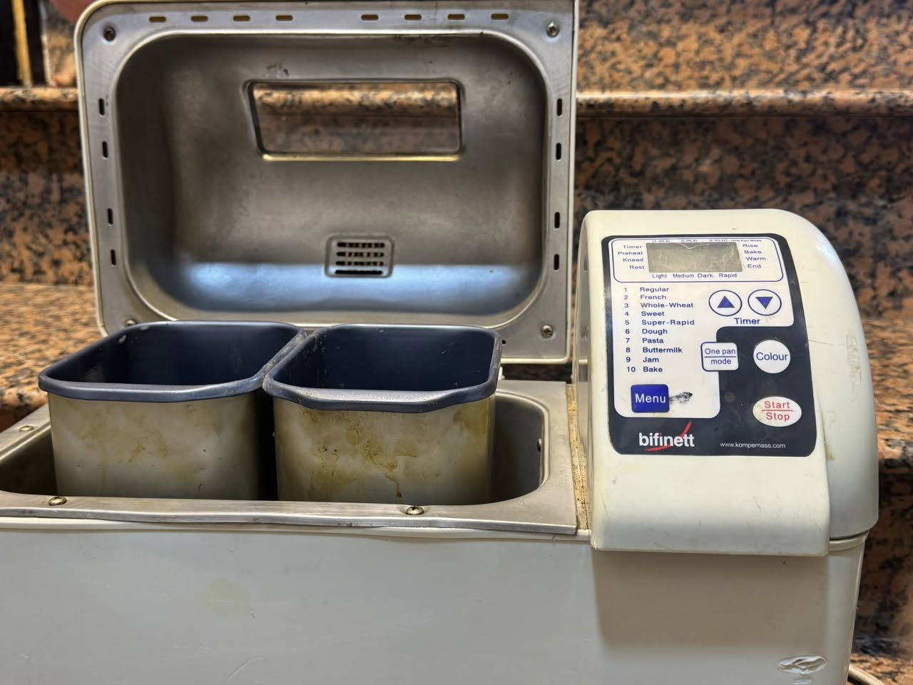 السلام عليكم امزون مستخدم محضرة  صمون وكيك تعجن  وجهز وحدها فقط  اضيف المقادير  والثانيه محضرة قوة ماركة فلبس  امزون بضاعة اوربيه  ***********
