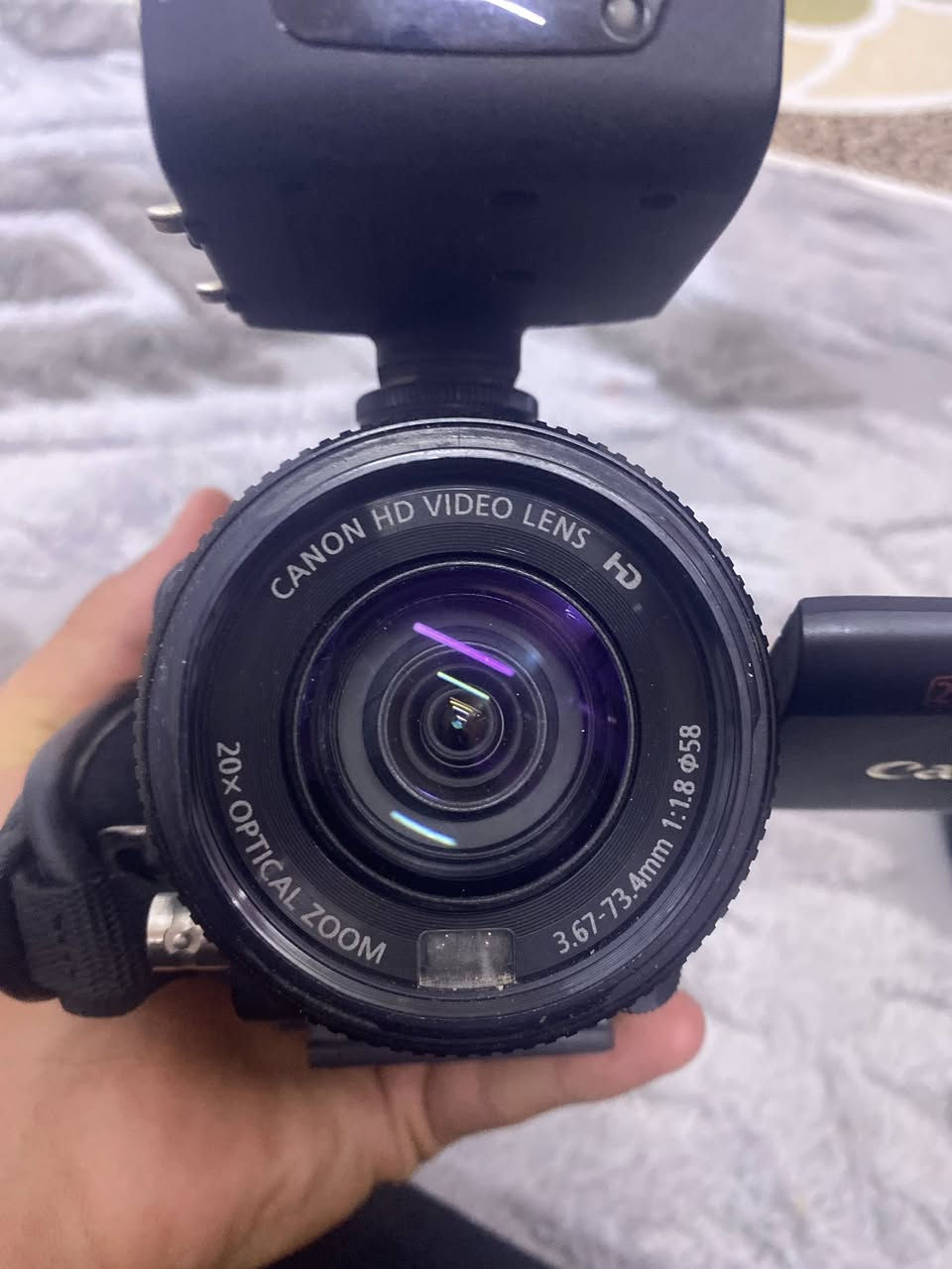 السلام عليكم كانون xa15للبيع
المواصفات الفنية التفصيلية لـ Canon XA15:
التصوير: مستشعر HD CMOS Pro دقة 2.91 ميجابكسل، قدرة على التصوير في الإضاءة المنخفضة بـ 0.1 لكس.
العدسة: زاوية واسعة 26.8 مم مع زووم بصري 20x، وفتحة دائرية سريعة.
الفيديو: تسجيل Full HD (1920x1080) بـ 60 إطاراً/ثانية بتنسيق MP4 أو AVCHD.
المنافذ (المخارج): مخرج SDI (يتميز بها هذا الطراز عن XA11)، HDMI، ومخرجات مركبة (Composite).
المعالج: DIGIC DV4 لتحسين جودة الصورة والألوان.
التخزين: فتحتان لبطاقات الذاكرة SD/SDHC/SDXC.
الشاشة: شاشة LCD تعمل باللمس مقاس 3 بوصات.
الصوت: مدخلين XLR للميكروفونات الاحترافية. 
#السعر 900 للاستفسار نتصال على رقم 

‭٠٧٨١ ٣٦٤ ٣٦٩٤‬
‭+٩٦٤ ٧٧٦ ٦٥٨ ٩٧٦٠‬
