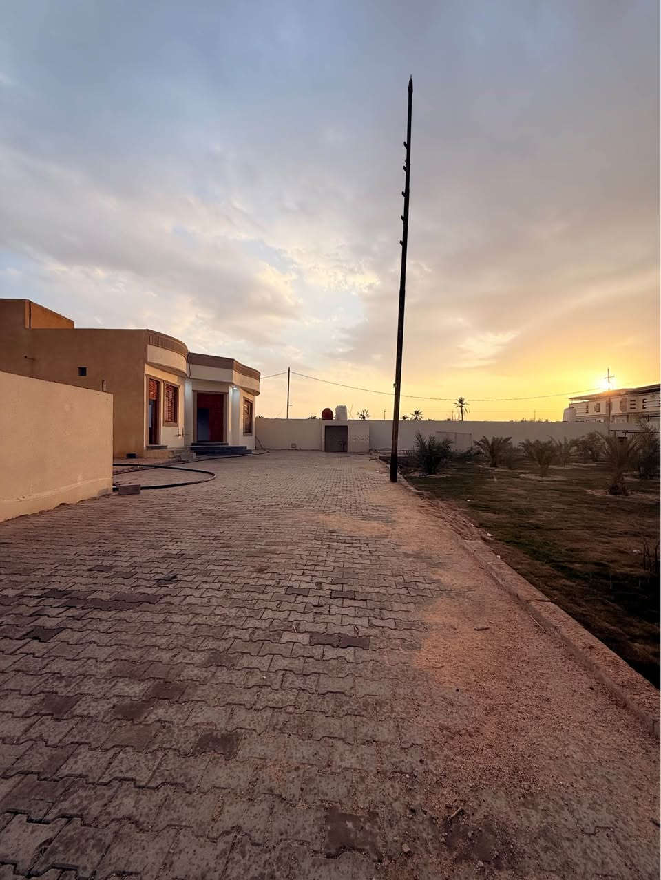 سلام عليكم وسعد الله أوقاتكم ⁉️👋

بستان للبيع 🌿 يحتوي على بيتين 
المساحه الكليه 2.000 متر
مساحه البيت لأول 150 متر على تبليط بناء حديث 
و مساحه البيت 
الثاني 250 متر بناء طابوگ فارغات و جاهزات للسكن

طابو ملك صرف سهم 
تحويل بسم المشتري 

جميع خدمات متوفرة
بستان عامر يخبل 

#العنوان بصره أبي الخصيب طريق الصحراء  
السعر 370 و بي مجال 
للاستفسار *********** صادق البصرة, العراق
