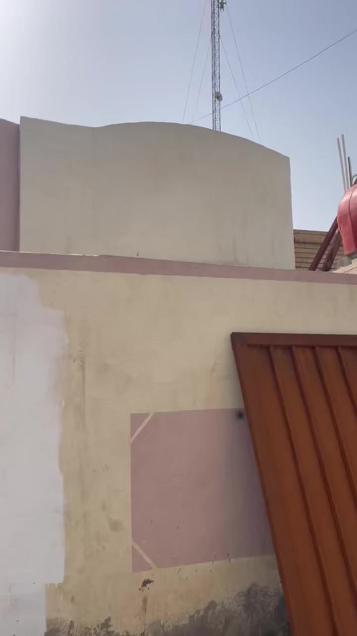 سلام عليكم بيت للبيع مساحه ١٥٠م ثاني بيت بالفرع قريب ع الشارع العام متكون من غرفتين نوم وصاله واستقبال ومطبخ وصحيات ٢ للاستفسار الاتصال ع ***********
