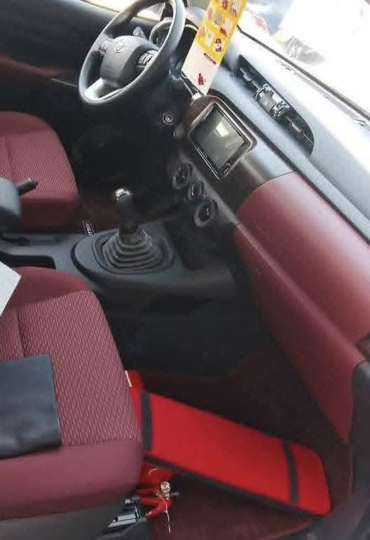 هايلوكس للبيع كير عادي وضع الشركه  موديل ٢٥ السياره كفاله عامه وبيه تبديل دهن عله الشريكه مجاني السعر ٢٦٠$ وبيه مجال ***********
