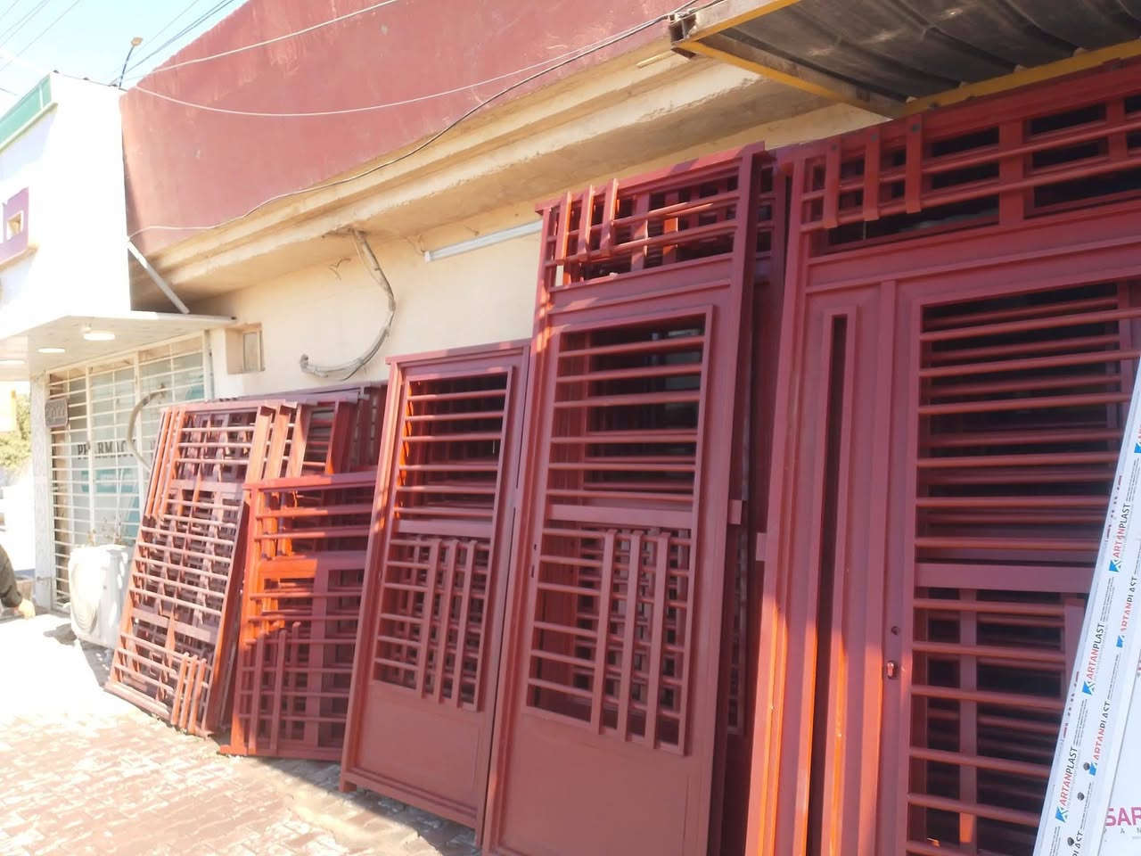 ***********
***********
العنوان تكريت شارع الحولي مال زهور قرب مدرسه نضام مجاور الصيدلية 
ابواب بلاستك جديد الابيض بسعر 60الف والجوزي بسعر 90الف وابواب وشبابيك حديد بسعر مناسب
