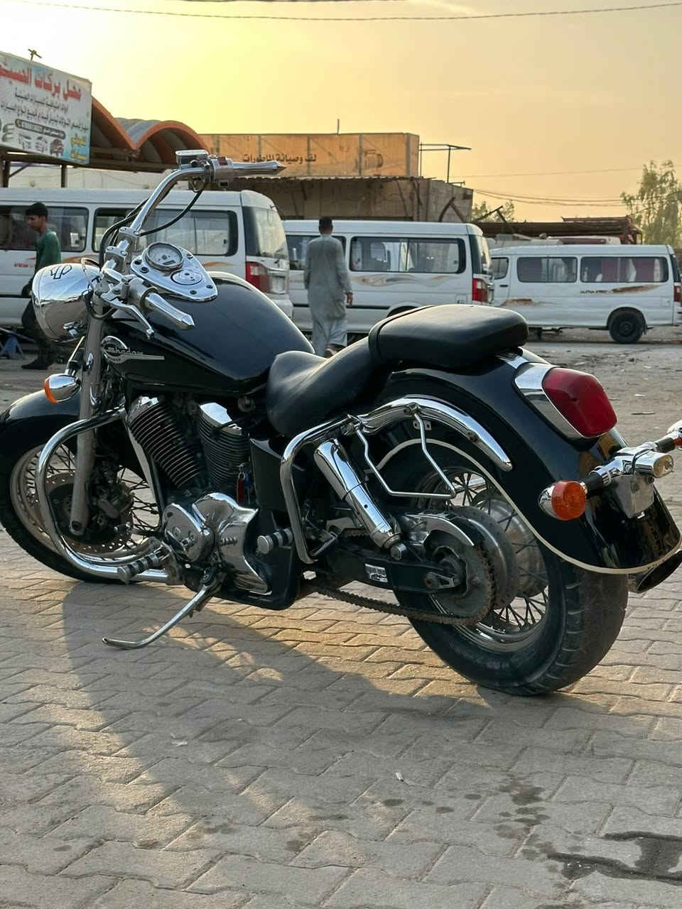سلام عليكم هوندا شادو 400 للبيع دراجه جاهزه بدون اي نقص عليه ادامه كامله السعر 16 وبيه مجال   للتواصل ***********
