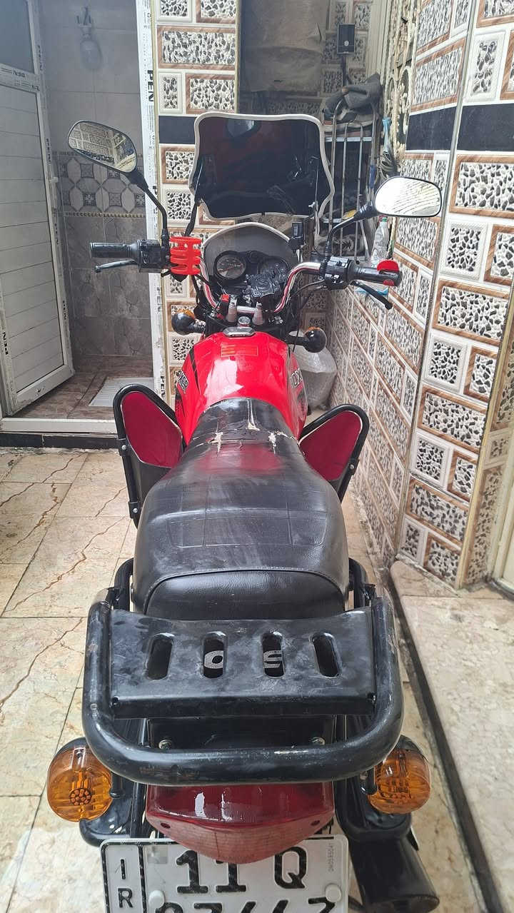 سلام عليكم شباب طيبة دراجة بوكسر  مرقم بغداد تحويل ثاني يوم   نضيفة  لكيج مال بانزين  شغال ول كيج مال سرعة شغال  للممشة مالهة حقيقي  بيهة شغلة وحدة بس طعجة بل تانكي مال لبانزين كما موضحة بل صورة  سعر مليونين  و300  وبيهة مجال  مكاني بعداد لبلديات  لوحتين   رقم نكليزي *********** واتساب
