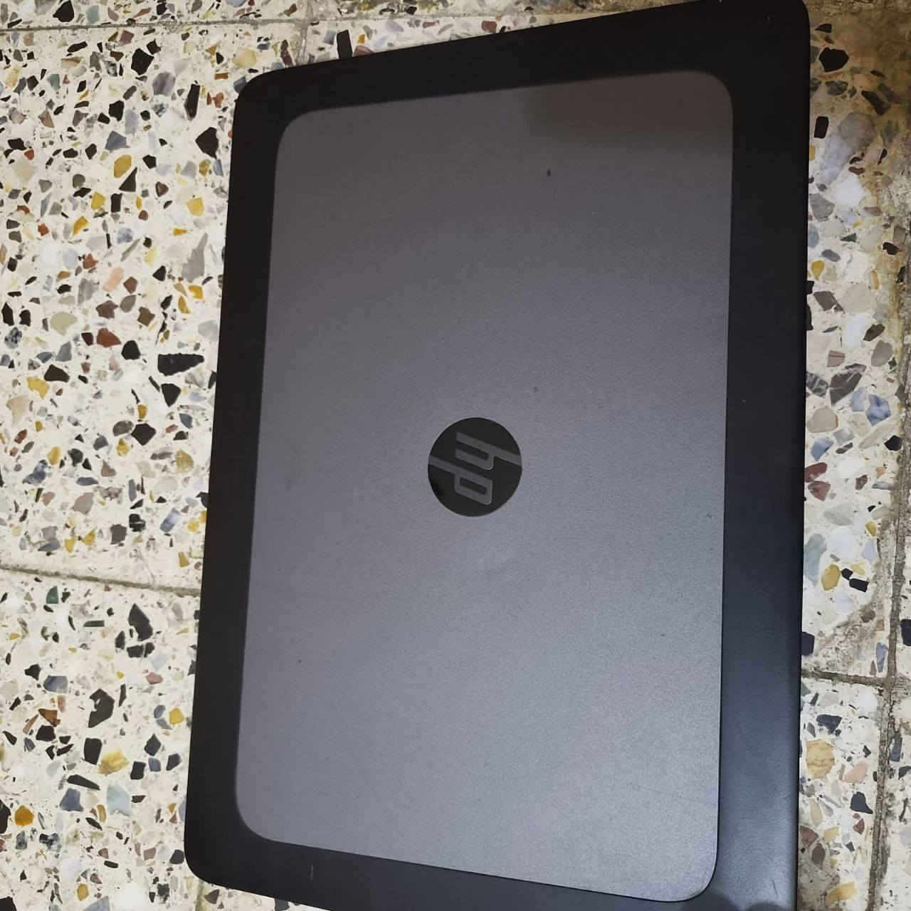 السلام عليكم 
لابتوب للبيع 
مواصفات  HP ZBook G4
ويندوز 11 +بصمة
المعالج (CPU):               HQ  Intel Core i7 الجيل السابع (i7 7th Gen).

التخزين (SSD): قرص صلب نوع SSD بحجم 512GB

الذاكرة (RAM): 16GB DDR4
الشاشة (LED): حجمها 15.6 إنش.

كرت الشاشة (VGA): كرت شاشة   كوادرو M2200

NVIDIA بذاكرة منفصلة 4GB
&& 
 8 GB  مشترك من intel  
525 الف
***********   واتساب
