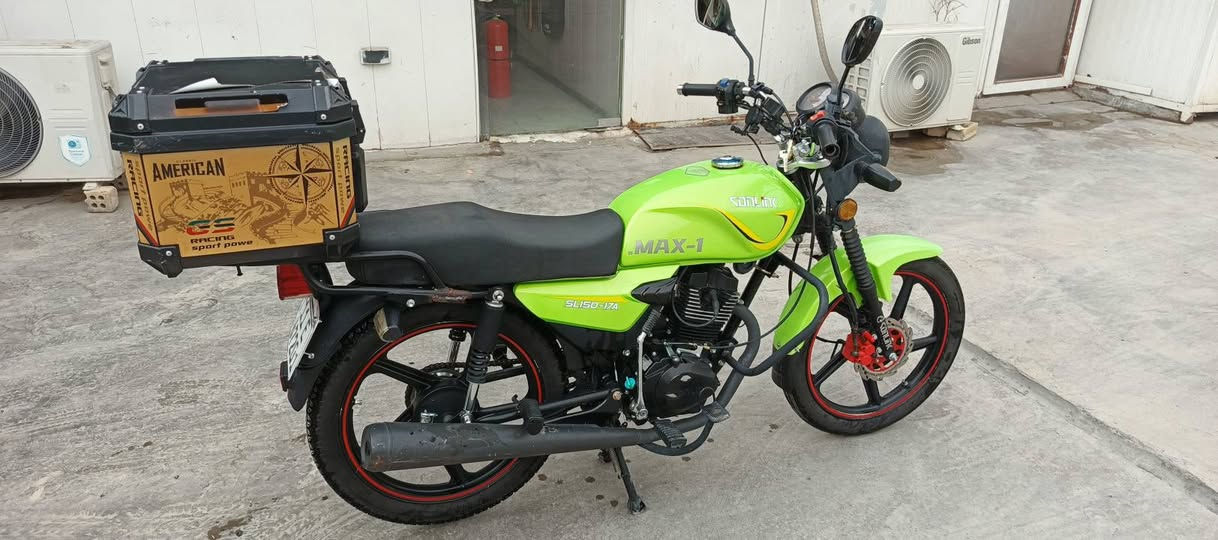 للبيع سونك ماكس وان مرقم سنويةبسمي 
نقصها جوزه مطرت و مجاي تفتح سويج   كلجها تعبان مسجله بل سنوية ابيض وبدلتها اخضر لان التانكي انزرف وملكيت كفرات بيض الدراجه استخدام شخصي الله شاهد السعر ١٧٠٠ والنقص ينزل من سعرها وبيها مجال ***********
