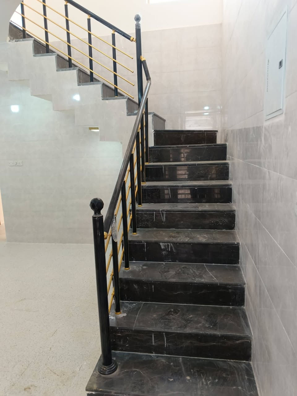 للبيع دار ١٠٠م طابقين جديد على ساحه في حي الجزيره للاستفسار ***********
