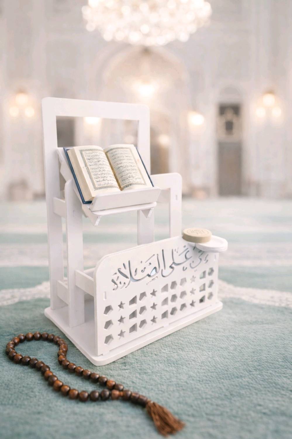ستاند قرآن وصلاة متعدد الاستخدام مع حامل مصحف وحامل سجادة – تصميم مزخرف

• منظم عملي وأنيق للقرآن الكريم ومستلزمات الصلاة بتصميم مزخرف يناسب المنزل أو المصلى.

• حامل علوي مائل لوضع المصحف أو الكتاب بثبات أثناء القراءة.

• إطار خلفي لتعليق سجادة الصلاة بشكل مرتب.

• واجهة أمامية مزخرفة بعبارة «حي على الصلاة» ونقوش هندسية مفرغة.

• حامل دائري جانبي مخصص لوضع تربة الصلاة.

• تصميم قائم على قاعدة ثابتة مع هيكل متكامل بلون أبيض.

•الابعاد: 70*47*29 سم

• النوع: ستاند قرآن وصلاة قائم
• الزخرفة الأمامية: عبارة «حي على الصلاة» مع نقوش مفرغة
• يحتوي على: حامل مصحف مائل + علاقة سجادة + حامل دائري جانبي
