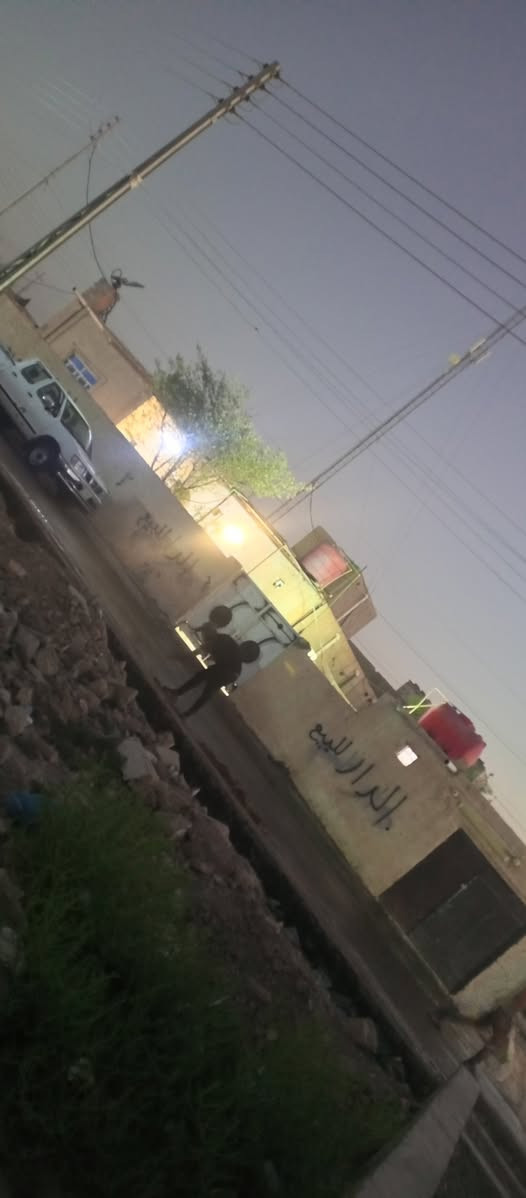 سلام عليكم بيت للبيع في المدثره قرب الصيطره مساحت البيت 400 متر  زراعي غرفتين وصاله وديوانيه ومطبخ وصحيات بره وجوه وحديقه جبيره هذا رقمي الاستفسار ***********
