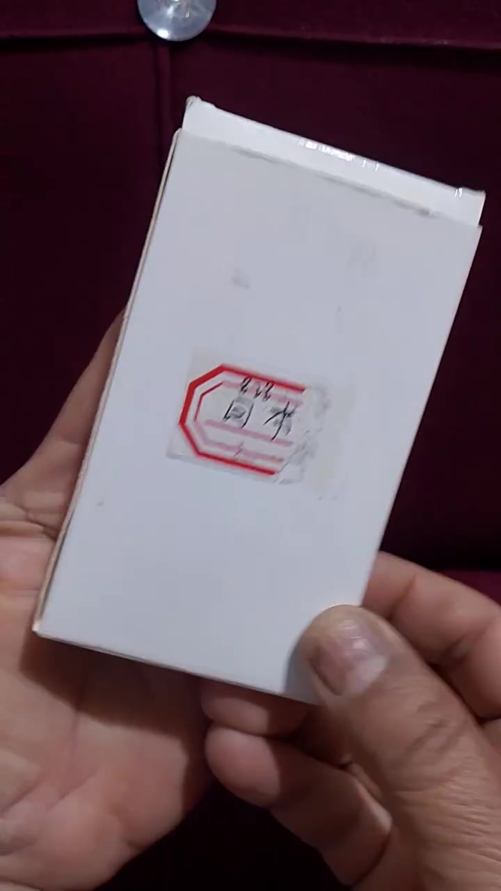 جهاز راديو جيب رقمي محمول، يتميز بالآتي: 

www.amazon.com
شاشة LCD: يعرض التردد، الوقت، وحالة المنبه.
الوظائف: يدعم موجات AM و FM، مع القدرة على البحث عن القنوات وتخزينها آليًا.
الطاقة: يعمل عادةً باستخدام بطاريات AAA أو بطاريات قابلة لإعادة الشحن.
التصميم: صغير الحجم ومزود بهوائي تلسكوبي لتحسين الاستقبال. 

sa.made-in-china.com
 +5


**إذا كنت صاحب هذا الإعلان وتريد حذفه لأي سبب، رجاءا أرسل رسالة إلى الدعم الفني**