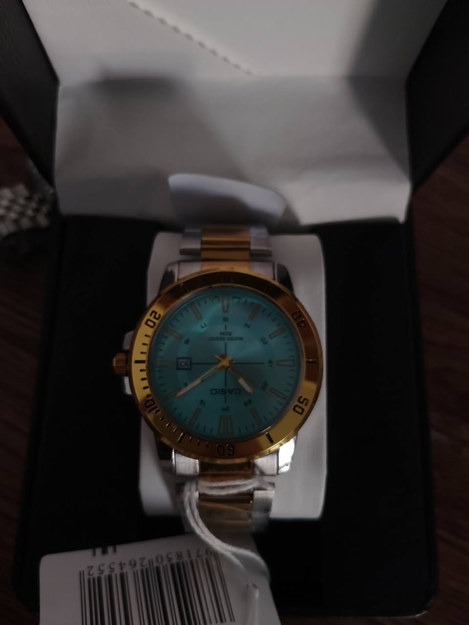 ساعة رولكس تقليد إطار بيبسي أحمر وازرق واسوار حديد خماسي... وساعة كاسيو أصليه لون تيفاني ازراق فيروزي مع سوار وإطار فضي وذهبي. سعر رولكس 15 الف والكاسيو 25الف رقم الهاتف ***********
