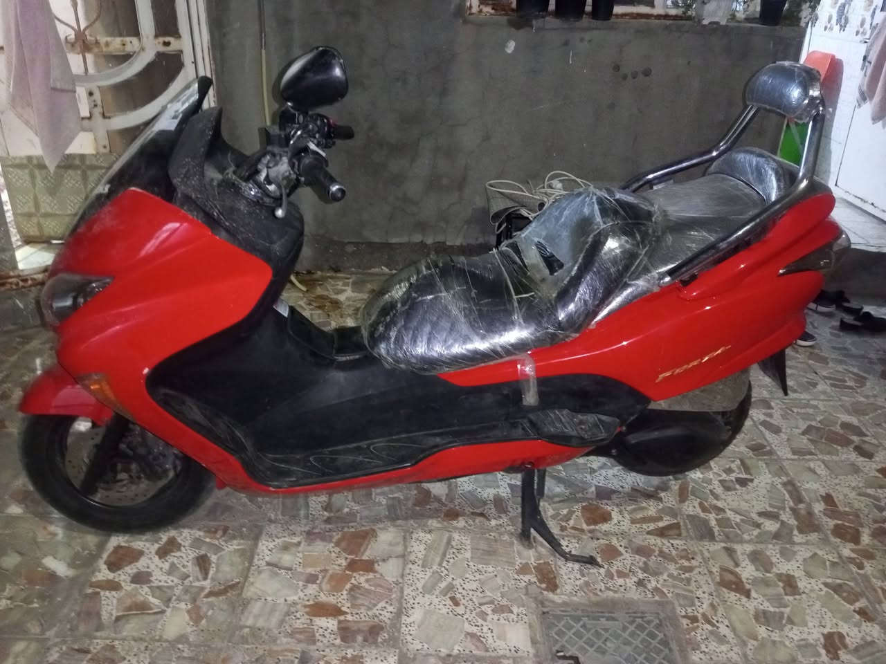 فورزا 09 للبيع حطيتلهة بانزين وطلع بيه ماي وبدلتلهة فيت بم ونوزل اشتغلت وطلعت بيهة وطفت بالشارع قيم بما يرضي الله.... الدراجة اروح بيهة من البيت للكوفي وارجع وتبقة طابگة بس من طاح وي البانزين ماي تخربطت احوالهة 
مكاني البصرة منطقة الطوبة والنخيلة ***********
