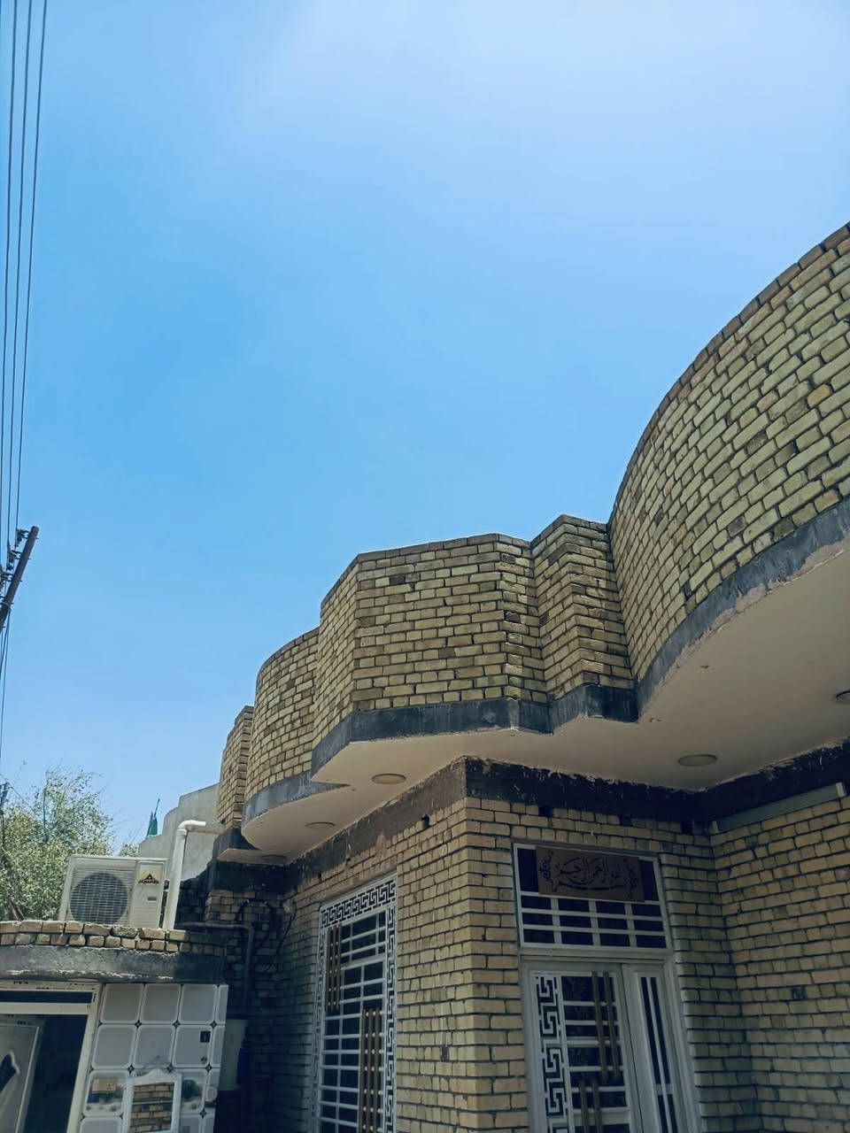 الدار للبيع المساحه 200 متر في حي الرساله قرب مدرسة الحسن الأهلية البيت مطلوب اسكان للاتصال المباشر صاحب العقار 
***********
