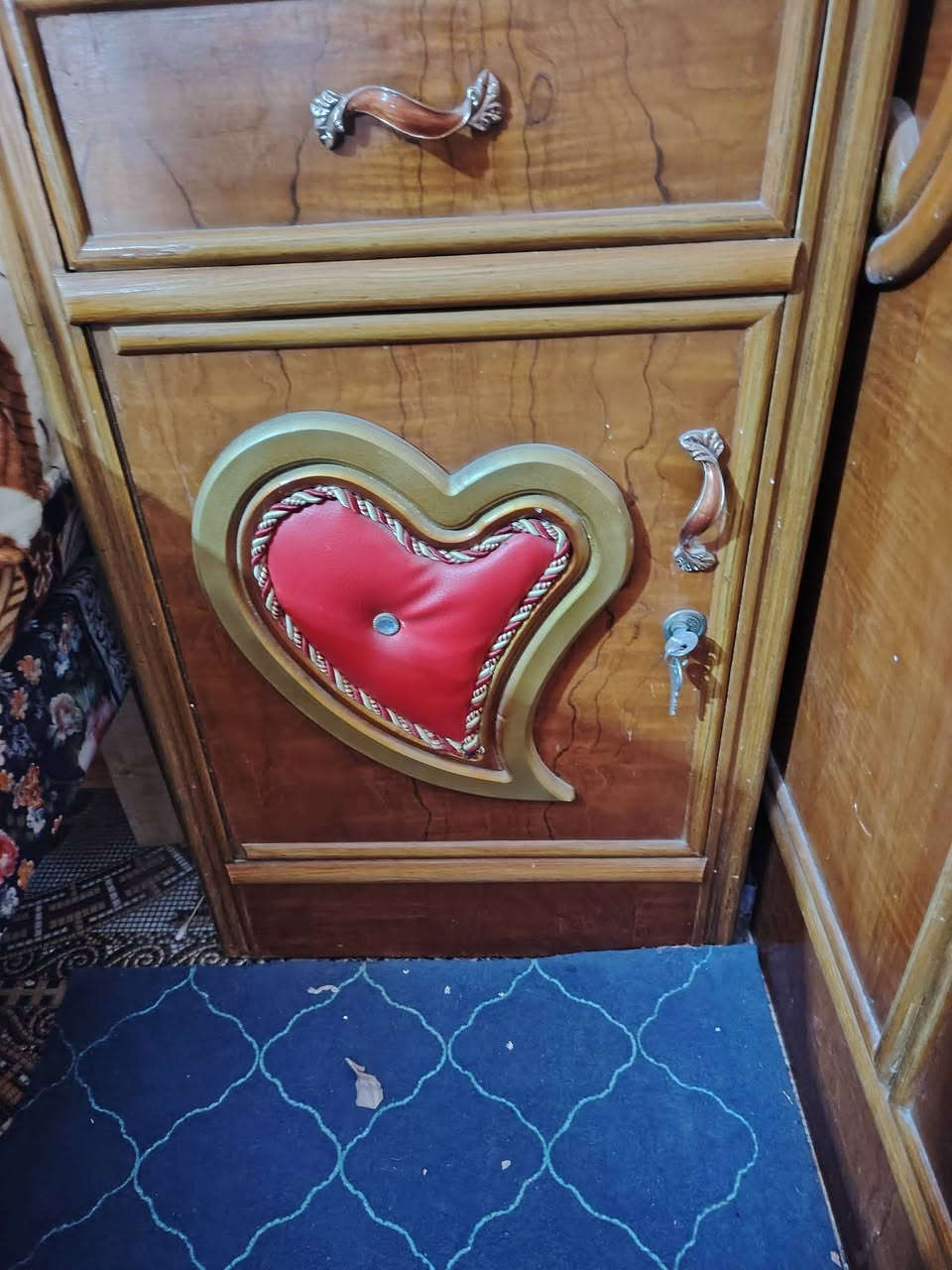 سلا عليكم ورحمة الله وبركاتة
عندي غرفة أخشاب للبيع فقد عايزه صبغ
المكان الحيره قرب صيدليه الدكتور أحمد كاظم
رقم الموبايل ***********
