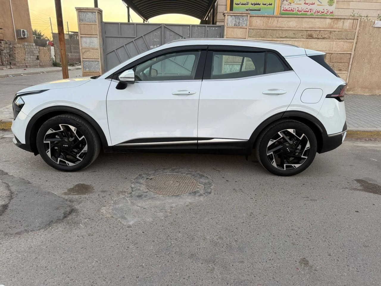 السلام عليكم بيع او مراوس حسب القناعه سبورتج ٢٠٢٣ سياره مكفوله فقط باب خلفي صبغ بدون دواخل وبدون فتح وباقي السياره كفاله ماشيه ٧٠  السياره فول عدا البانوراما السعر   (  195 ) مكان السياره بغداد اليوسفيه ناحيه الرشيد رقمي ***********
