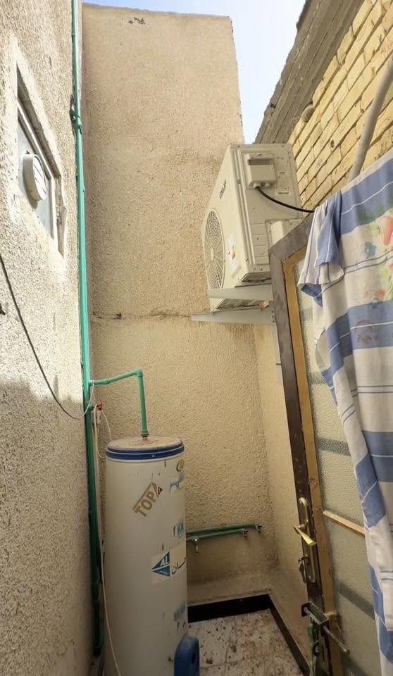 السلام عليكم

للبيع بيت مساحة 85 متر
يحتوي على غرفة وصالة واستقبال ومطبخ وصحيات داخلية وخارجية 
بناء سنة ٢٠٢٣ جديد غير مسكون

للاستفسار ومعرفة التفاصيل الكاملة أو تحديد موعد للمعاينة، يرجى التواصل على الرقم: (***********)

السعر / (110) مليون قابل للتفاوض. 
العنوان / كربلاء - منطقة الشبانات - شارع الشهيد أثير
