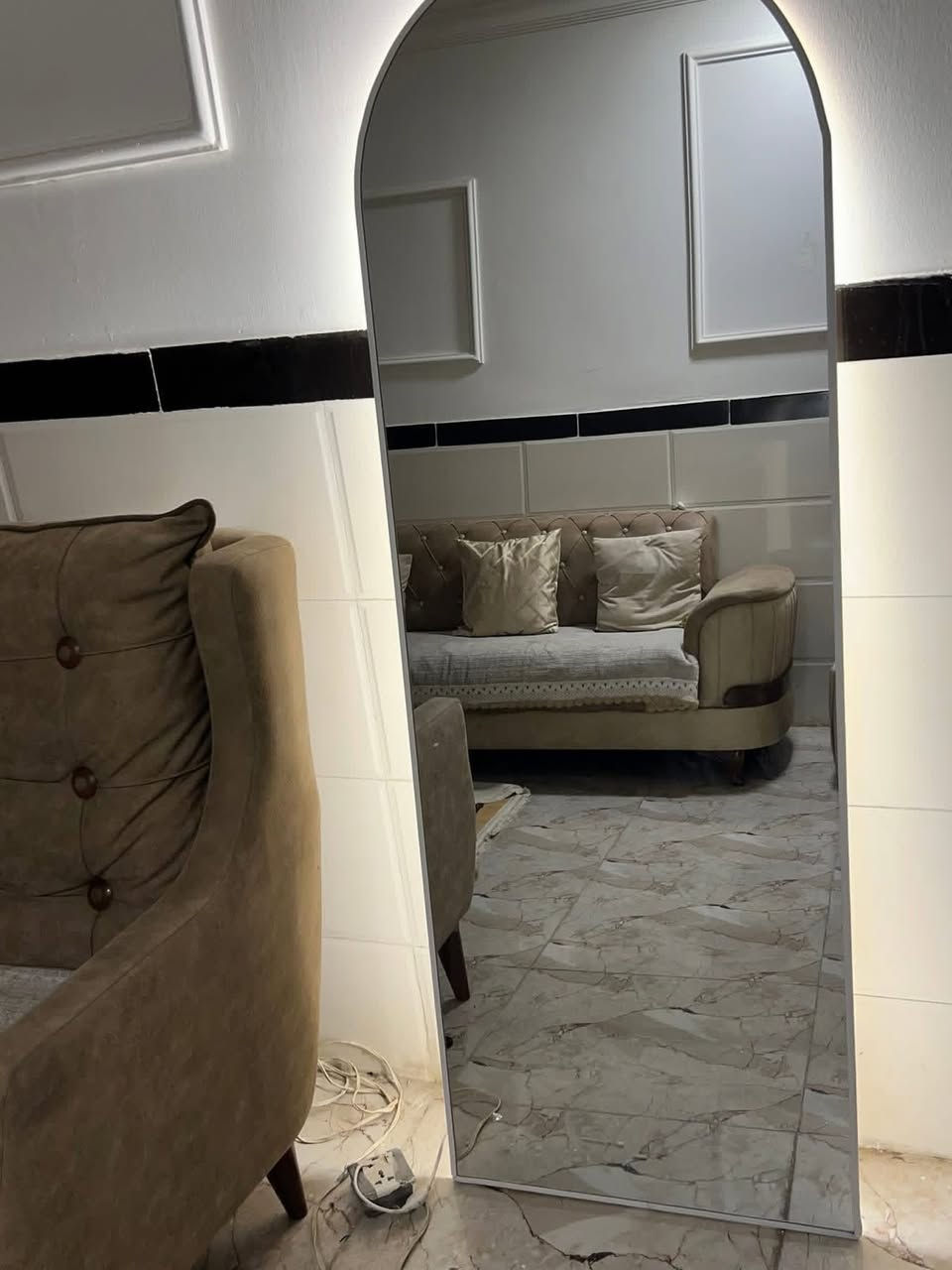 مرايات جدد اخذتهن وسبب المكان اريد بيعهن كلمن وسعره رقم ***********
