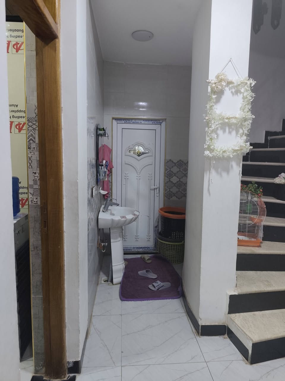 دار سكن للبيع
مجمع الرواد السكني . 
مقدمه. 100 باقي 100 شهريا 550 
طابق واحد جاهز للسكن . 
للاستفسار الاتصال احمد الخناق *********** .
