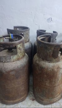 اربع قناني غاز فارغات للبيع الوحده ب 50 قفل قفل 07739024636