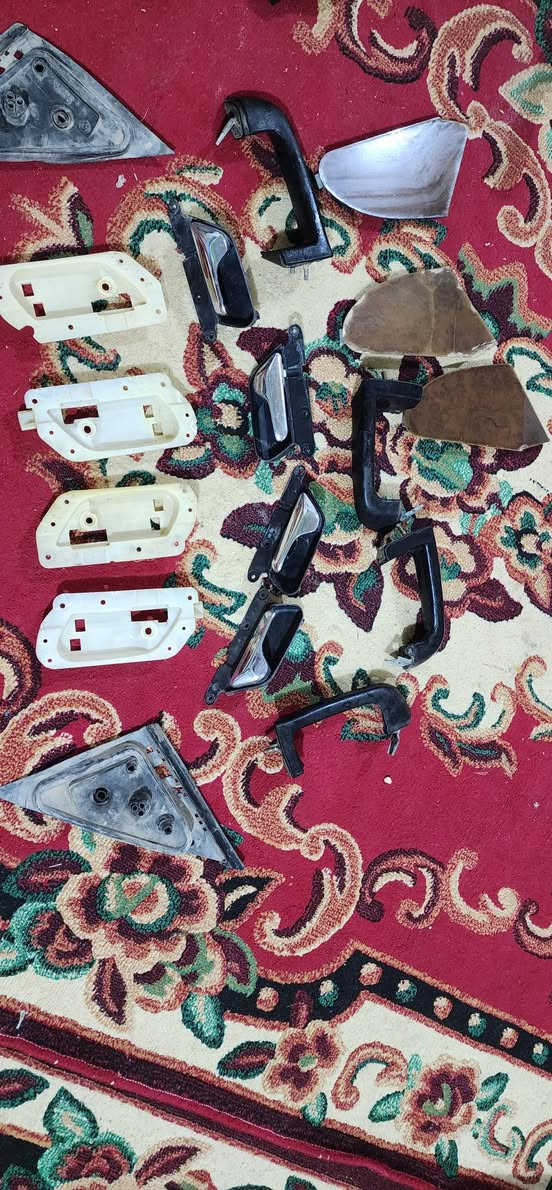 غراض مارسدس شبح 
للاستفسار التواصل خاص او على رقم الهاتف 
***********
