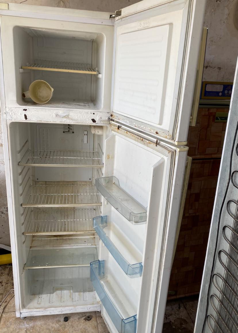 ثلاجه نضيفه تجميد عل فحص سعرها ١٢٥وابيها مجال العنوان الديوانيه بدايه شارع سالم
***********
