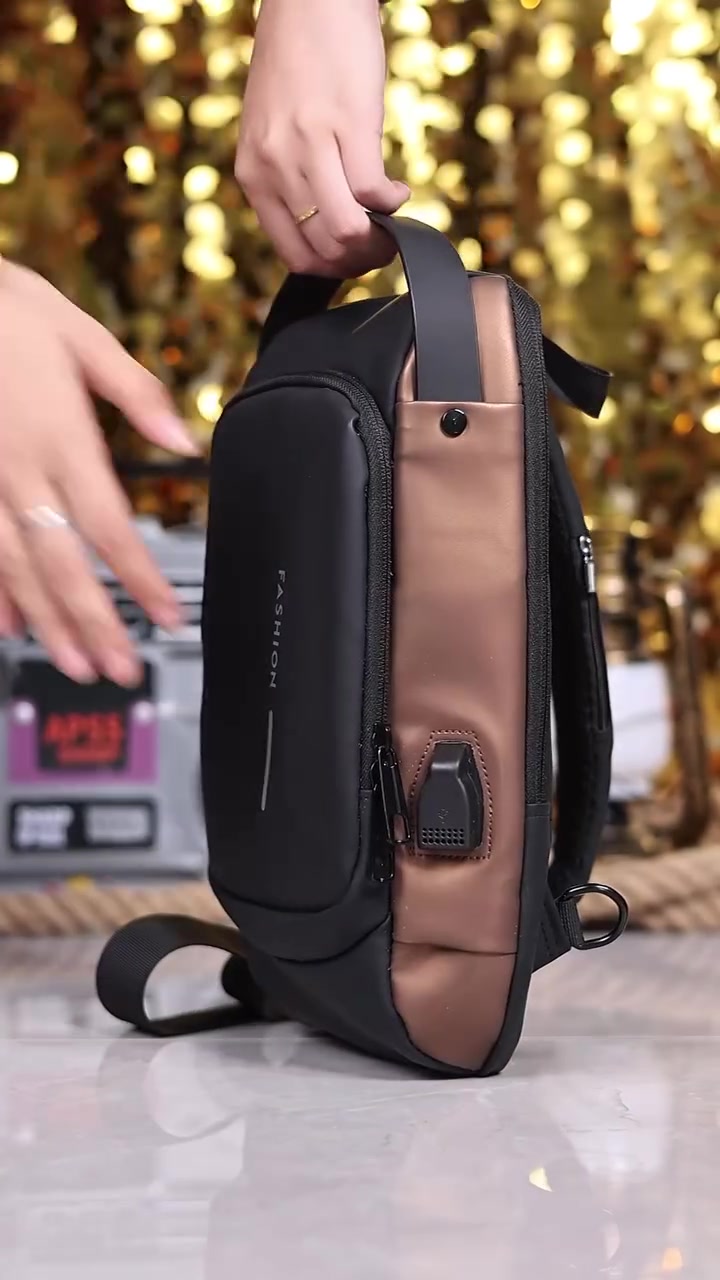 الشنطه fashion الباسورد ترند 2025 😍
مستورده بالكامل 💯💯 
ضدد السرقه ممكن تقفل السوست برقم سري محدش يفتحها غيرك 👌
ممكن تلبسها بأوضاع كتير و مناسبه لكل المشاوير 😉
 2 سوسته كبيره + سوسته خلفيه + سوسته في دراع الشنطه + سوسته داخليه + 2 جيب داخلي .
تقسيمتها ممتازه هتقدر تشيل فيها كل احتيجاتك 👌 
ليها مخرج usp تقدر تشحن من خلاله موبايلك بالباور بانك 😉
دراع الشنطه مبطن يعني هتريحك وانت لابسها 😉
خامتها وتربروف 🥰 
اطلبها دلوقتي توصلك لحد البيت . و تقدر كمان تعاين قبل الاستلام 🥰
#شنطه_كروس #شنطه_باسورد #شنطة_جامعه #شنطه_فاشون #viral #crossbag #شنطه_رجاليه


**إذا كنت صاحب هذا الإعلان وتريد حذفه لأي سبب، رجاءا أرسل رسالة إلى الدعم الفني**