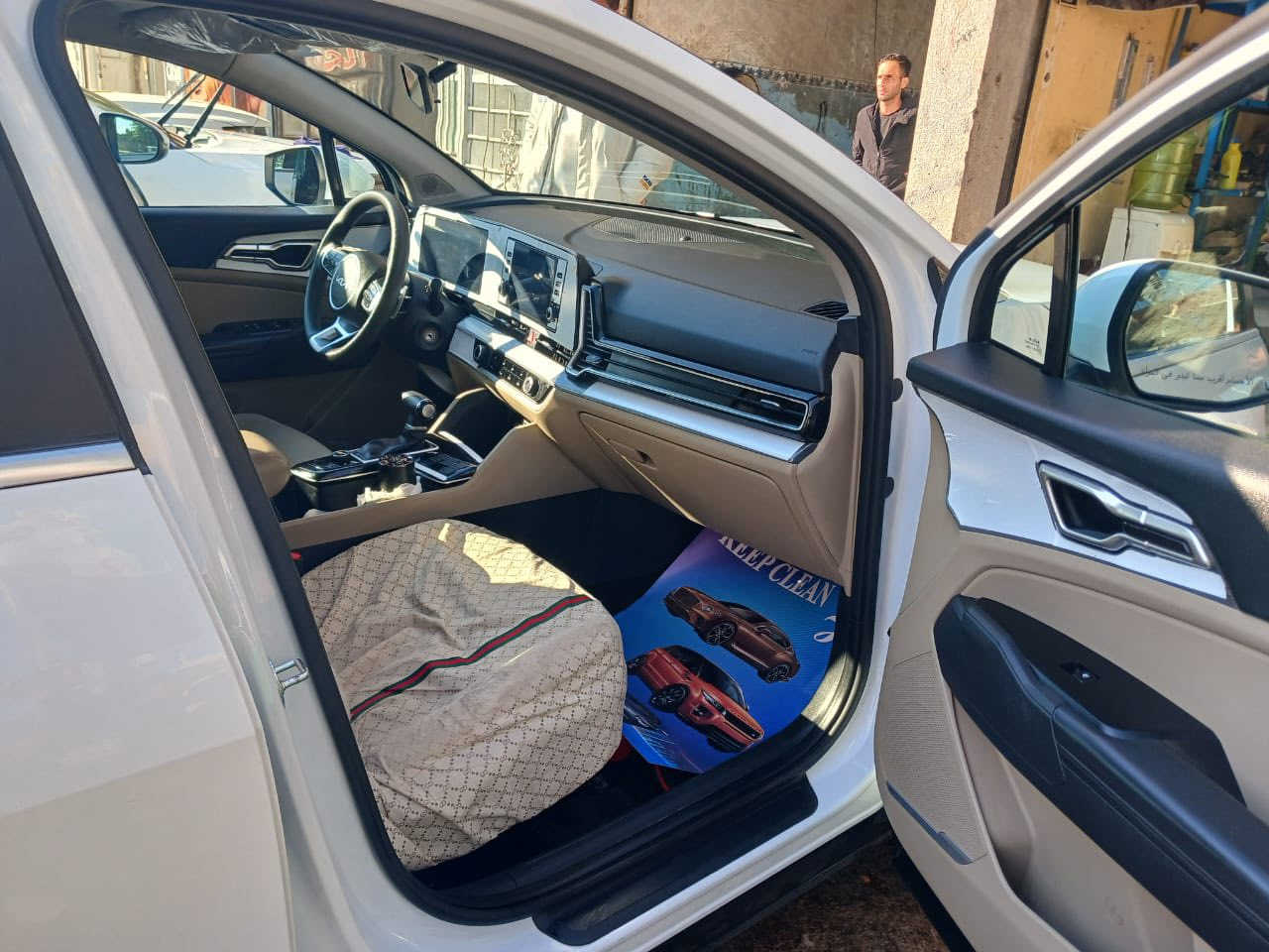 السلام عليكم
كيا سبورتج 2022خليجي بيها رصعه بل باب مبينه بل صور 

نص فول

ماشيه 17 

حساسات امامي

حساسات خلفي

لايت زينون + LED

كشافات 

Apple Car play شاشة

كاميرا خلفية.

Cruise مثبت السرعة

المودات والأوامر الصوتية

Drive Mode أوضاع القيادة

فحص أنظمة السيارة

حساسات ضغط اطارات

شفتات مقود

نظام ترحيب

قطعتين تبريد

هاند بريك بصمة

نظام مانع الانزلاق

نظام نزول المنحدرات

مخرج منفذ الطاقة

اطفاء ذاتي

السعر 205 وبيها مجال 

مكان السياره الشعب. 
***********
