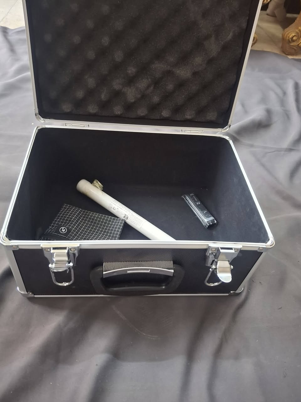 بوكس مصنوع من الألمنيوم المتين مع إطار معدني وزوايا معززة لحماية المحتويات.
التصميم: يتميز بلون أسود مع مقابض ومزالج قفل معدنية لضمان الأمان أثناء التنقل. 
الحماية: يحتوي غالباً على بطانة من الفوم (الإسفنج) عالي الكثافة بالداخل لامتصاص الصدمات وحماية الأدوات الحساسة.  عرض ٣٦
طول١٩


**إذا كنت صاحب هذا الإعلان وتريد حذفه لأي سبب، رجاءا أرسل رسالة إلى الدعم الفني**