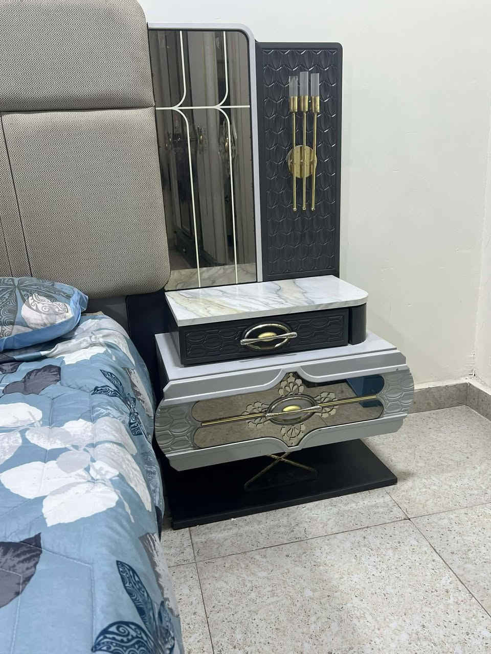 تفاصيلها.. الغرفة 8 قطع نظافتها فول و حجمها جدًا كبير ولونها ابيض ورصاصي ، اولًا الكنتور 6 بيبان عمقه كلش حلو و واسع ، ثانيًا الچرباية تاج كلش چبير وضخم ونازك وبيها مخزن واسع ممكن يتخزن هواي غراض ، ثالثًا كومديات على طرفي الچرباية يحتوي كل واحد على جرار واسع وبيهن اضاءة ، رابعًا ميز التواليت ضخم وبي تفاصيل كلش لطيفة مع جرارات وكومدي واسع وتخزين اسفل الجرارات ، خامسًا مراية طولانية ارتفاعها مترتين مع جرار واسع وأيضًا بيها اضاءة ، سادسًا الطابورية ، سابعًا ميز جرارات او جزامة يصلح لتخزين الاحذية او ممكن يستفاد منه بتخزين ملابس اطفال او غيرها .سعره مليون مكان البصره 👍


**إذا كنت صاحب هذا الإعلان وتريد حذفه لأي سبب، رجاءا أرسل رسالة إلى الدعم الفني**