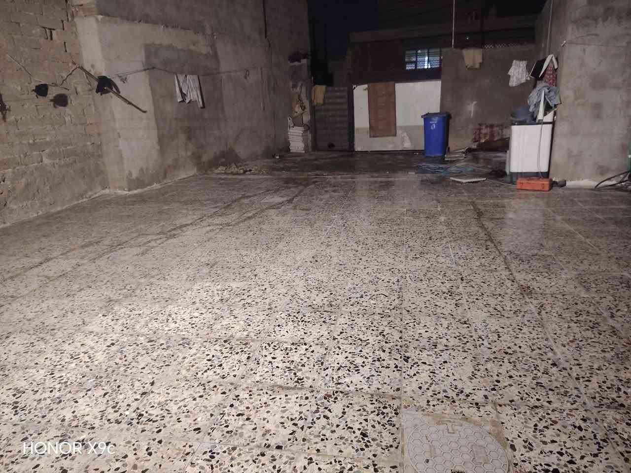 السلام عليكم بيت للبيع مساحته 280 المعامل عمار يخلف مطعم الحجي زراعي واقع حال سعر البيت سعر البيت 27 نقد واقساط متوفره جميع الخدمات خلف مطعم الحجي قرب حسينيه ام البنين اللي ما يشتري لي يتصل ***********
