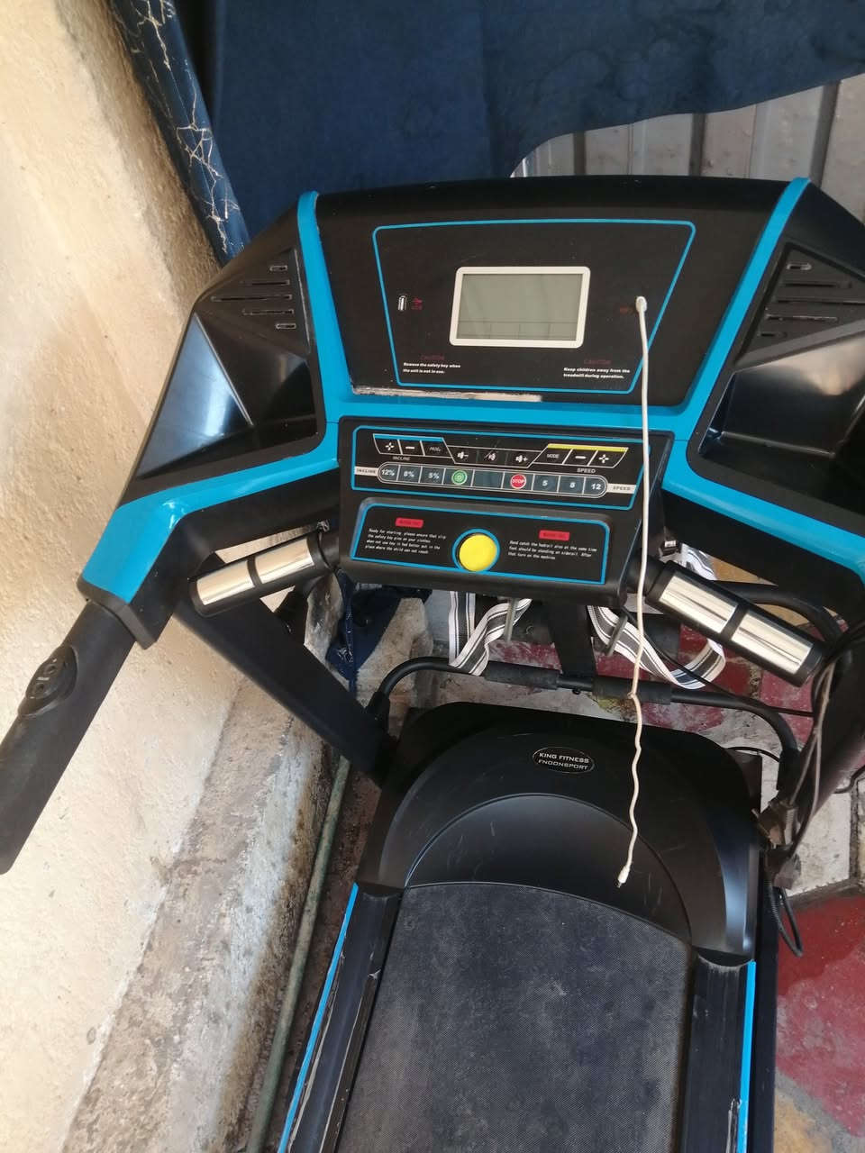 متوفر في طويريج) جهاز جري جبلي دبل ماطور كامل مواصفات صناعه شركة فتنس قابل للطي لتوفير المساحة يتحمل وزن ١٥٠  k وسرعة عالية يحتوي على مفتاح امان للتوقف الفوري وشاشه تحكم لمس قياس نبضات القلب والسرعة والسعرات الحرارية والمسافه وبلوتوث وشاحن موبايل ويحتوي على جهاز رجاج  لتكسير شحوم البطن وبي خاصية الجري الجبلي لزيادة صعوبة التمرين...(السعر ٤٥٠  ) وايضا جهاز  تمارين رياضية صغير لتمرين الساقين او الذراعين( سعره ٢٠ الف)


**إذا كنت صاحب هذا الإعلان وتريد حذفه لأي سبب، رجاءا أرسل رسالة إلى الدعم الفني**