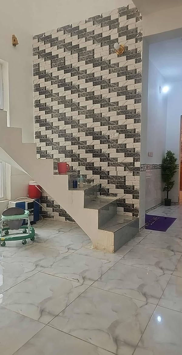 السلام عليكم بيت بناء حديث سند ٢٥ لبيع شارع علي قمار مقابيل أسواق حسون مخيف غرفتين وصاله ومطبخ حار وبارد منور ممر خارج وصاله وستقبال صحيات داخليه وخارجيه المساحه ٢٥٠ متر رقم صاحب البيت ***********
